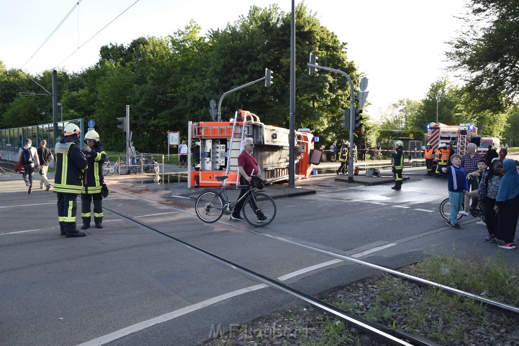 TLF 4 umgestuerzt Koeln Bocklemuend Ollenhauer Ring Militaerringstr P031.JPG - Miklos Laubert